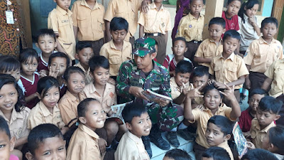 SATGAS TMMD DORONG MINAT BACA ANAK ANAK SDN 1 SUKOREJO DENGAN MEMBAGIKAN MAJALAH GEMA DIPONEGORO SATGAS TMMD DORONG MINAT BACA ANAK ANAK SDN 1 SUKOREJO DENGAN MEMBAGIKAN MAJALAH GEMA DIPONEGORO
