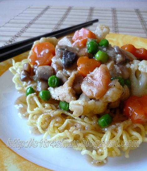 I Fu Mie (read: Ee fu mee) / crispy noodle served with stir fry mix vegetable-Indonesian food. #Indonesianfoodrecipe #capcay #ifumie #miesiramcapcay #asianfood #vegetarian