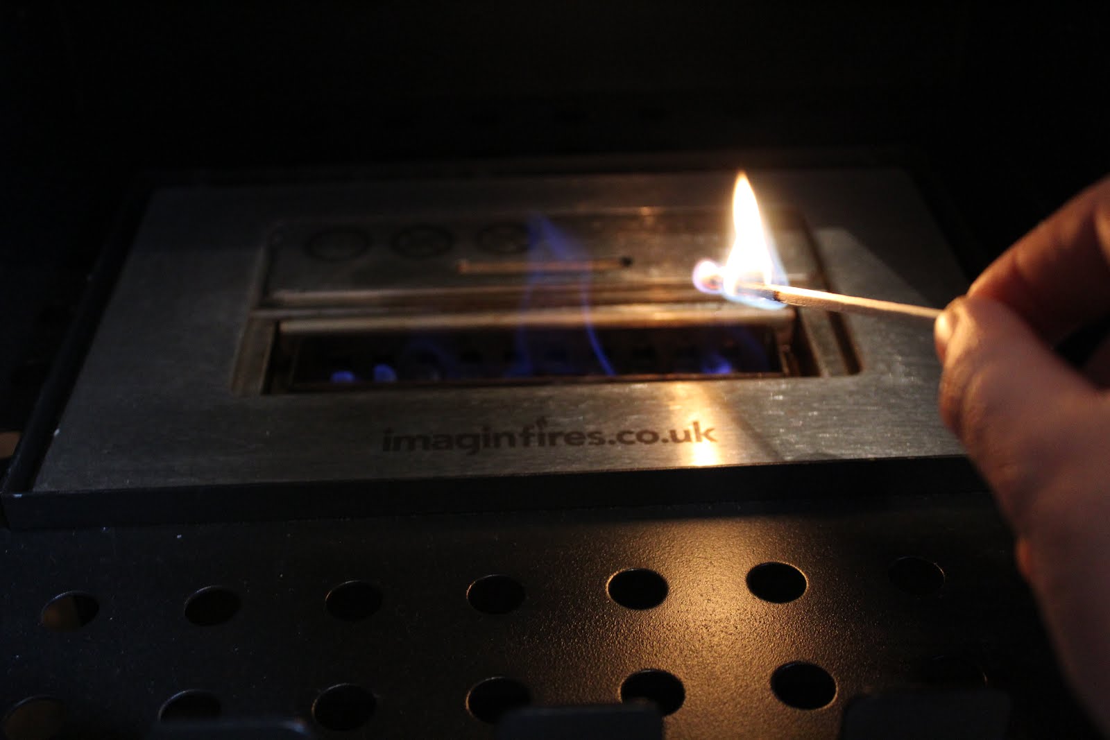 Lighting a bioethanol fire