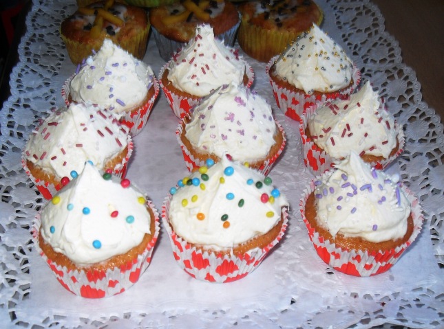 Sanna´s Hexenküche: Limonaden-Cupcakes mit Vanillesahne