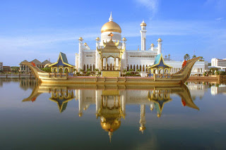 Sultan Omar Ali Saifuddin Mosque with the ceremonial barge on the left
