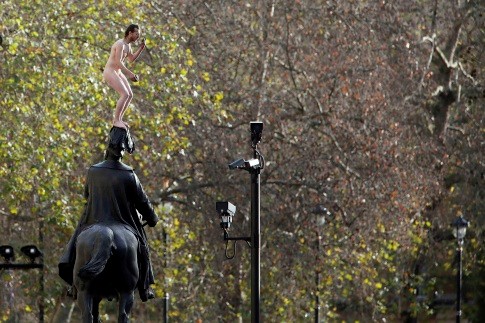 Mais de duas horas nu em cima de uma estátua em Londres