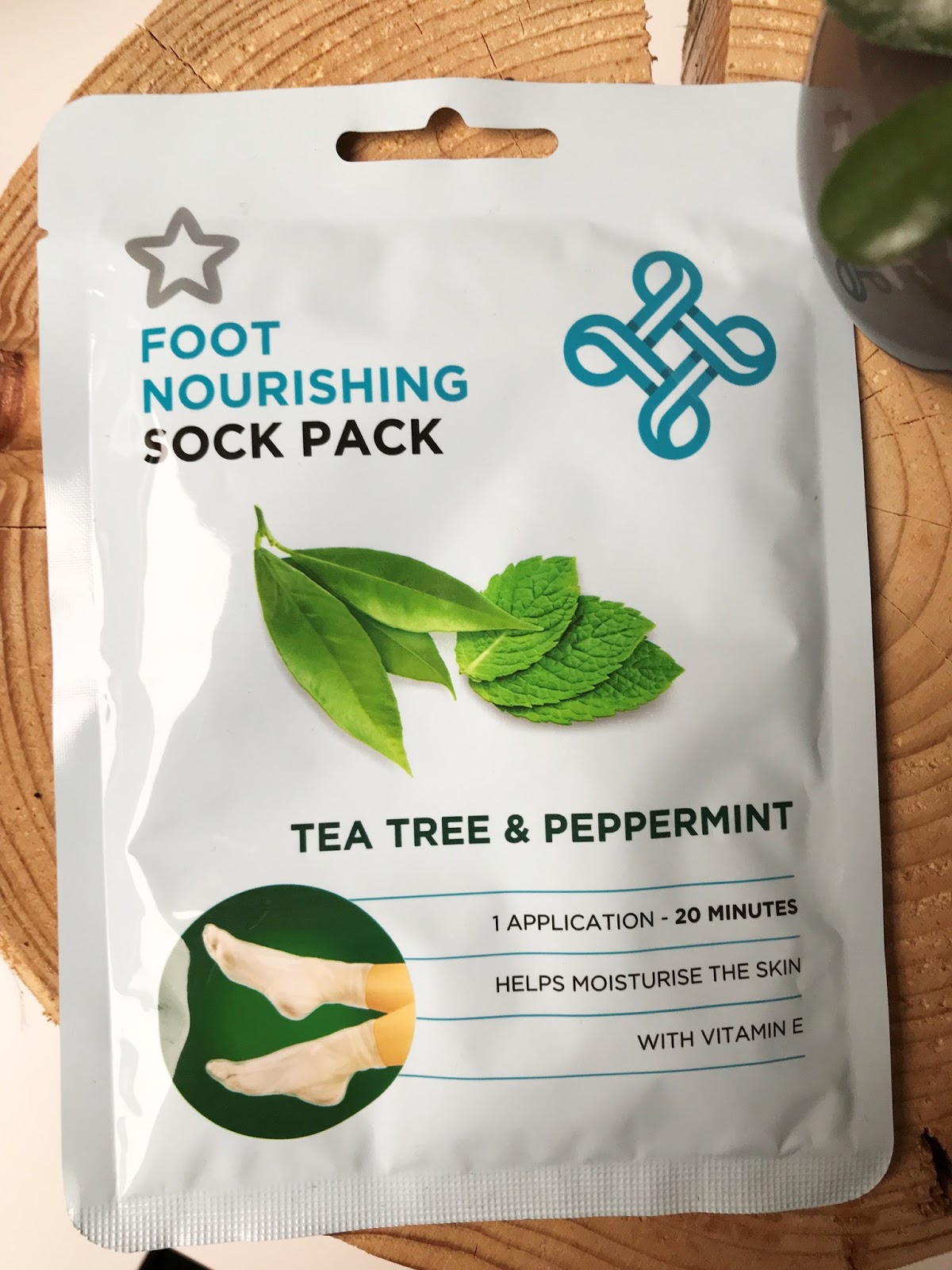 Superdrug Foot Nourishing Sock Pack Tea Tree & Peppermint