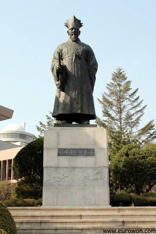 Estatua del erudito Teogye Yi Hwang, cerca de la Biblioteca de Namsan en Seúl
