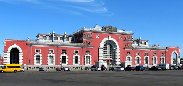 origine image https://commons.wikimedia.org/wiki/File:Kursk_Train_Station_Main.jpg