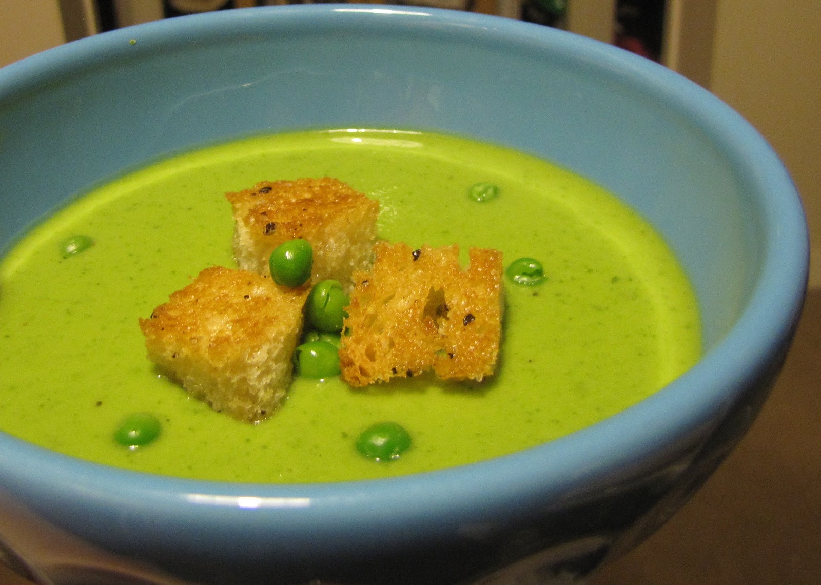 Суп из зеленого гороха. Зеленый суп пюре. Суп пюре из зеленого горошка. Пюре из зеленого горошка. Зеленый крем суп.