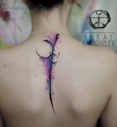 Este simples, mas muito calmante aquarela de tatuagem é um bom design para quem quer uma sutil tatuagem.