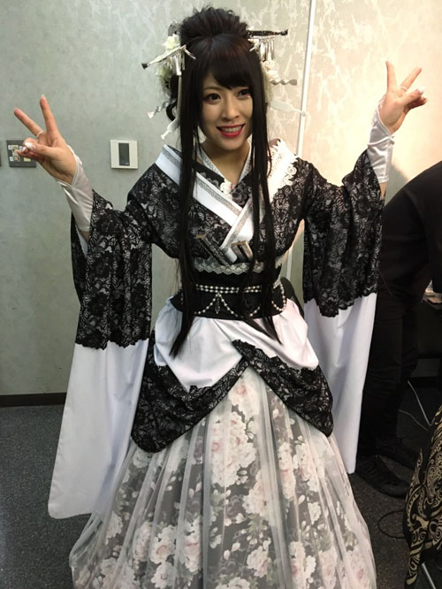 和楽器バンド「雪よ舞い散れ其方に向けて」鈴華ゆう子さんの衣装を