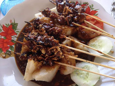 sate gurita di pantai linau dengan lontong dan kuah kacang