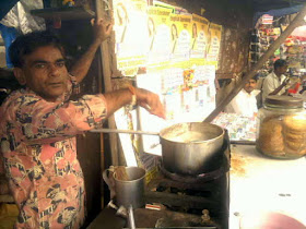 chaiwallah, tea brewer, tapri, street, lower parel, mumbai, street photography, streetphoto, 