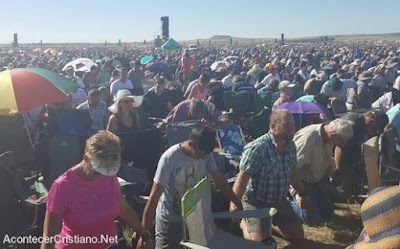 Miles de cristianos orando de rodillas tomados de la mano en Sudfrica