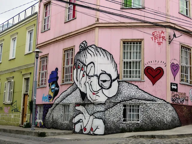 Valparaíso Street Art: Bored old woman with crooked glasses