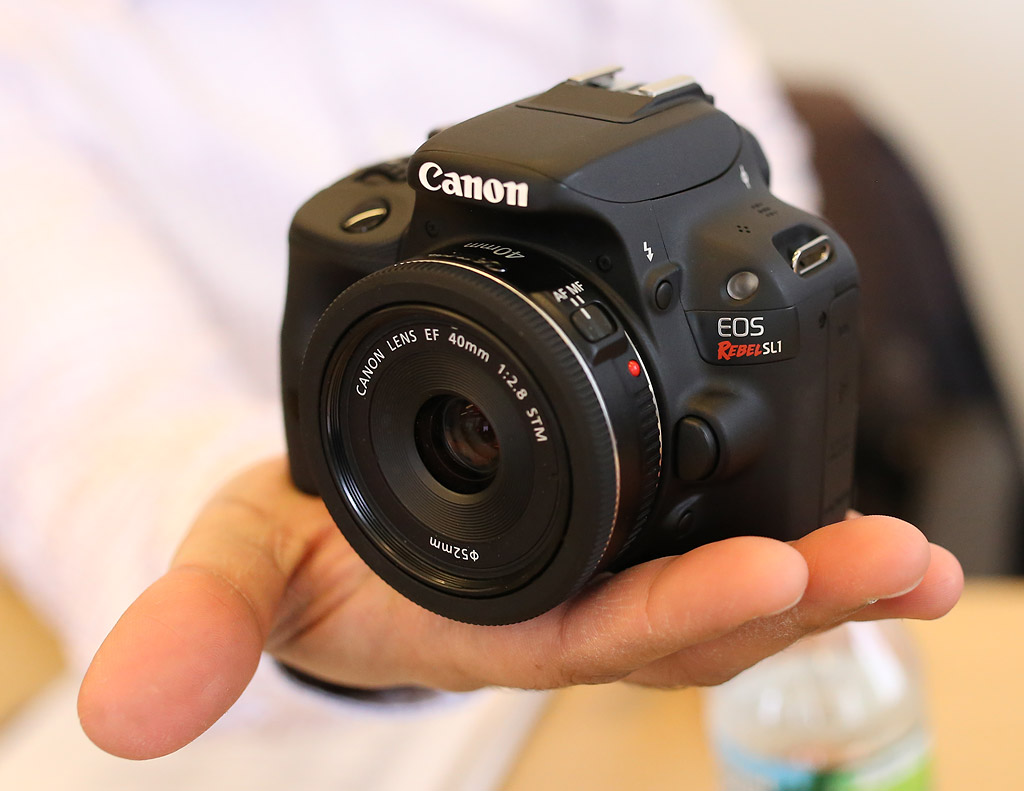 Кэнон фотоаппараты canon. Фотоаппарат Canon 100d. Зеркальный фотоаппарат Canon 100d. Кэнон камера 100д. Фотоаппарат Canon EOS 100d body.