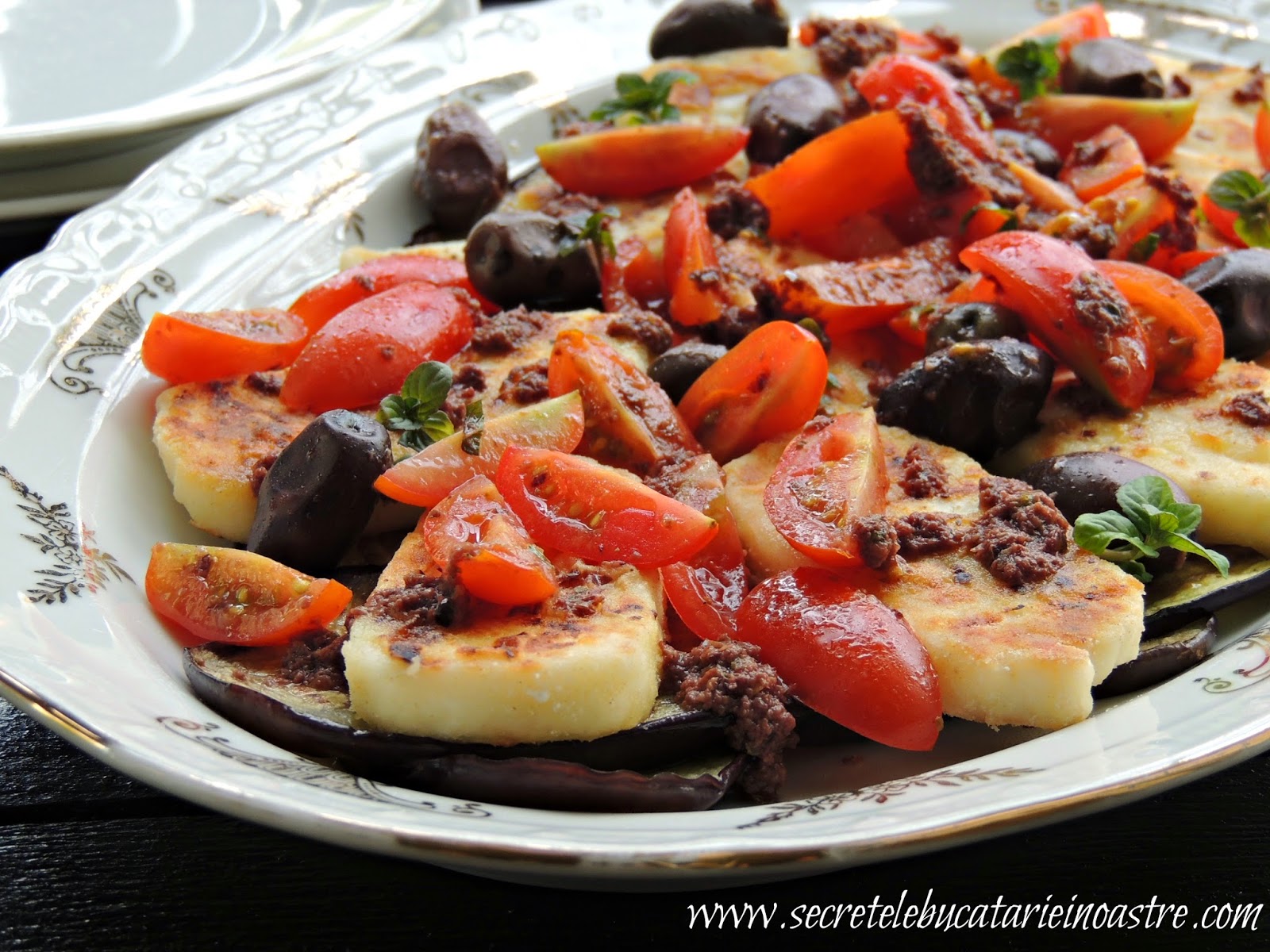 HALLOUMI LA GRATAR CU SALATA DE VINETE