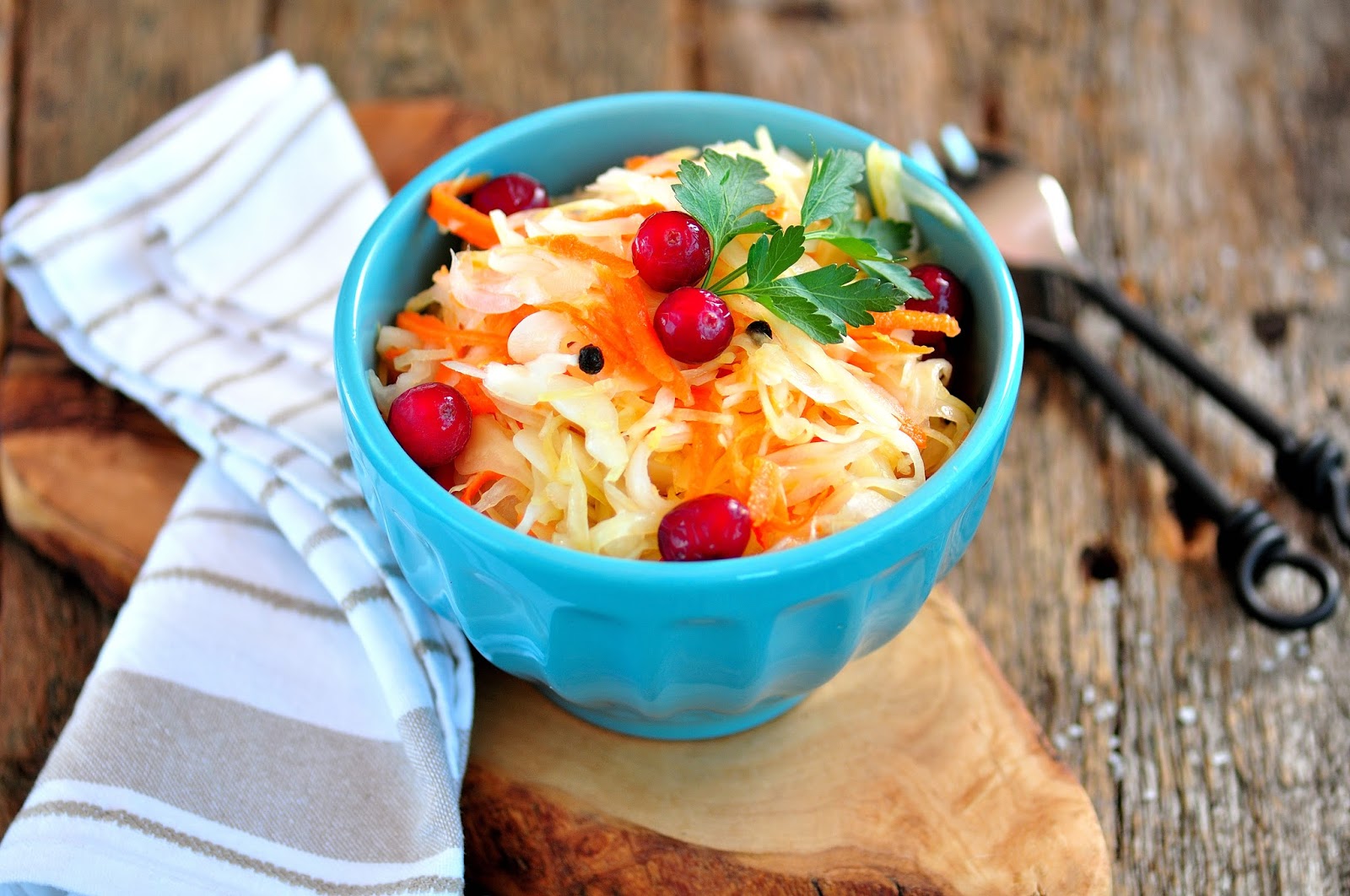 квашеная капуста с клюквой и с куриной грудкой. с клюквой. квашенная капуста с клюквой по московски. квашеная капуста с клюквой глобал. салат капуста клюква яблоко.