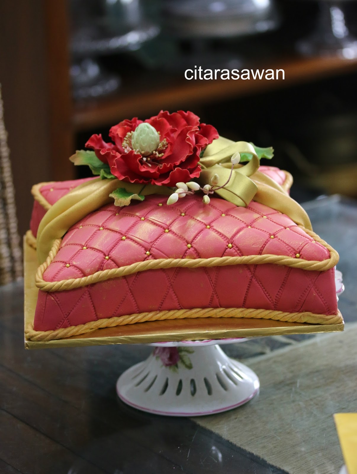 Fondant Pillow Cake Klasik Merah Emas Husna Blog Kakwan