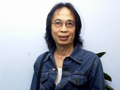 Biografi Chrisye Biografi Chrisye Biodata Nama Lengkap : Chrismansyah Rahadi Nama Populer : Chrisye Tempat Tanggal Lahir : Jakarta, 16 September 1949 Agama : Islam Nama Orangtua : Bapak : (Alm) Laurens Rahadi Ibu : (Alm) Hana Wafat : Jakarta, 30 Maret 2007 (57 tahun) Dimakamkan : TPU Jeruk Purut, Jakarta Selatan Pendidikan : Lulus SMA tahun 1967 Teknik Arsitektur Tahun I (drop out) APP Trisakti Tahun III (drop out) Istri : G.F Damayanti Noor, menikah pada tahun 1982 Anak : Rizkia Nurannisa (Anissa) : perempuan Risti Nurraisa (Risty) : perempuan Rainda Prashatya (Pasha) & Randa Pramasya (Masha) : laki-laki (kembar) Biografi Bernama lengkap Chrismansyah Rahardi ini dilahirkan di Jakarta, 16 September 1949. Ia mulai aktif merintis karier musiknya di tahun 1968 saat bergabung sebagai basis dalam formasi Sabda Nada. Tahun 1968 - 1969 ia tergabung dalam Gipsy Band bersama Zulham Nasution, Keenan Nasution, Gauri Nasution, Onan dan Tami. Bersama kelompok Gipsy inilah Chrisye yang kala itu jadi vokalis sekaligus bassis sempat tercatat sebagai band penghibur di sebuah restoran Indonesia di New York. Sayangnya Gipsy pun tak dapat bertahan lama. Tahun 1970, bersama Gipsy Band pula, Chrisye sempat menggung di TIM Jakarta yang menghadirkan bintang tamu almarhum Mus Mualim. Sekitar tahun 1977, Chrisye baru memulai karir solonya. Nampaknya