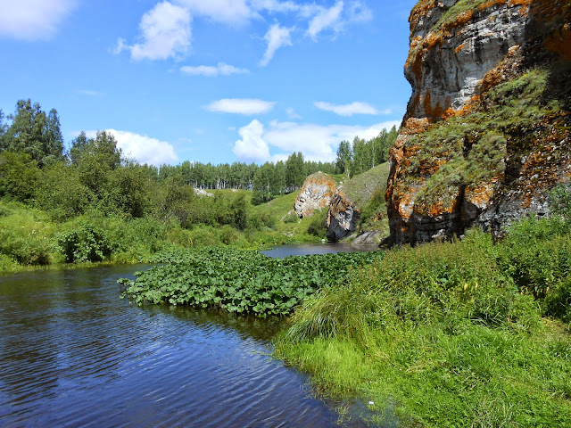 Скалы у реки Багаряк в окрестностях Зотинской пещеры