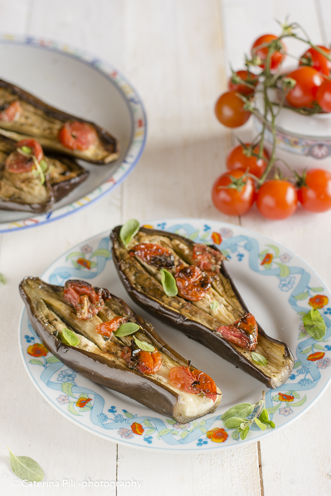 Melanzane leggere con pomodorini e origano fresco cotte al forno