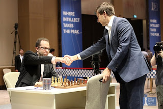 L'Ukrainien Pavel Ejanov marque le premier face au Russe Sergey Karjakin dans les départages de la demi-finale de la coupe du monde d'échecs - Photo © site officiel