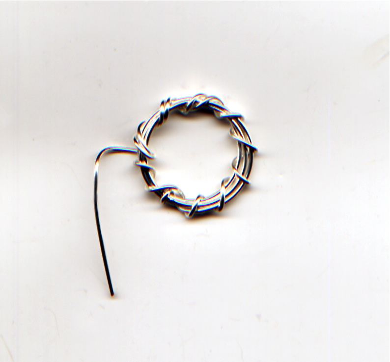 человечек из проволоки от шампанского. как сделать кольцо из шампанского. проволока из под шампанского кольцо. как сделать кольцо из шампанского. плетеные кольца из проволоки.