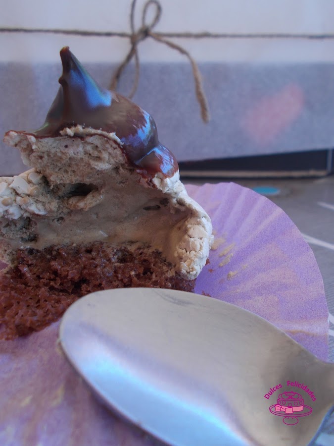 Merengue de café con chocolate y base de bizcocho