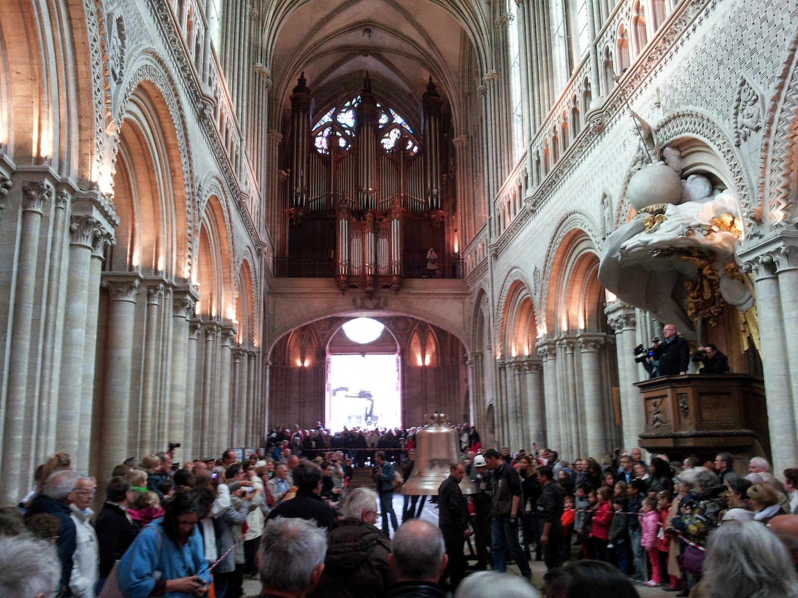 Cloche Bayeux 6 juin 2014 La cloche de la Paix et de la Liberté est arrivée Cloche Bayeux 6 juin 2014 La cloche de la Paix et de la Liberté est arrivée