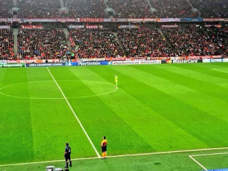 Khoanh khac 'BA DAO' cua Neuer: Len giua san nhin Mustafi ghi ban - Anh 2