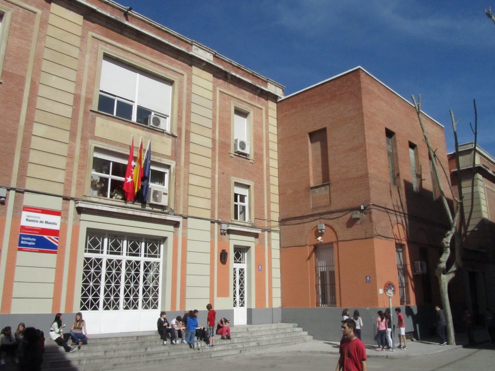 recorta y pega Fotos del I.E.S Ramiro de Maeztu. Fachada edificio