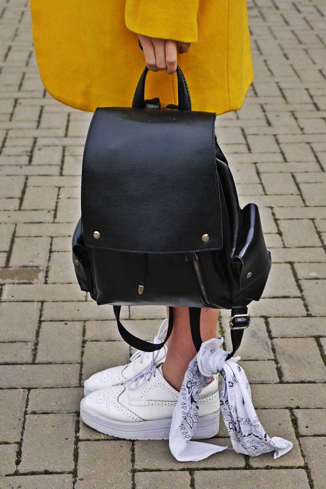 black_backpack_white_platform_shoes_yellow_coat_look_karyn_blog_060717