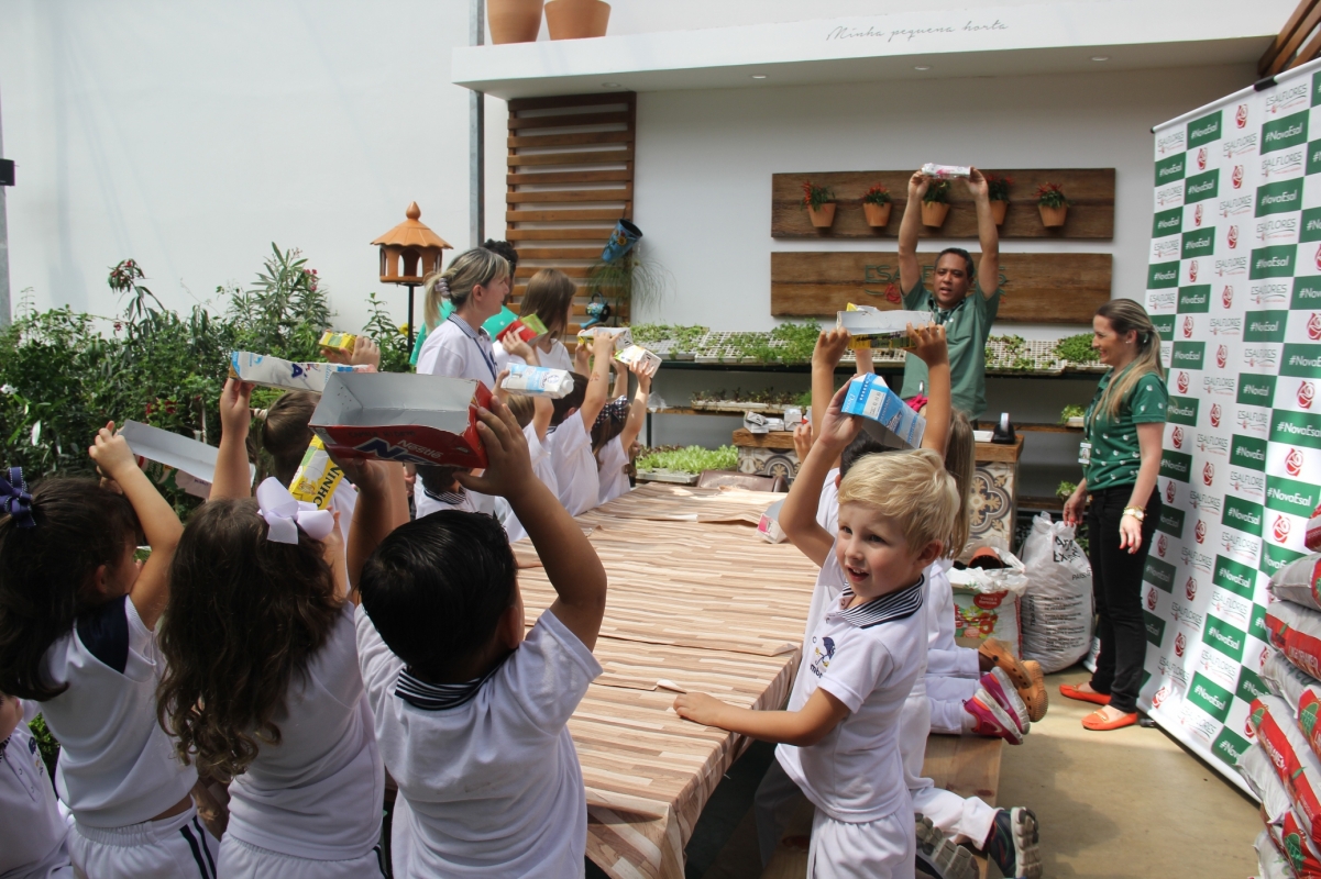 Chamada Quem Canta Ajuda Criança Porto Alegre, por Ananda Apple 