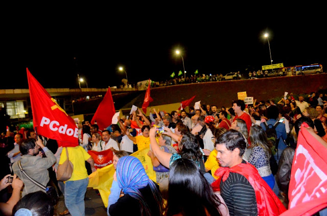 Manifestantes na entrada principal do Senado contra o impeachment. Acima da imagem o grupo favorável à saída da presidenta Dilma. FotoJoaquim Dantas Manifestantes na entrada principal do Senado contra o impeachment. Acima da imagem o grupo favorável à saída da presidenta Dilma. FotoJoaquim Dantas