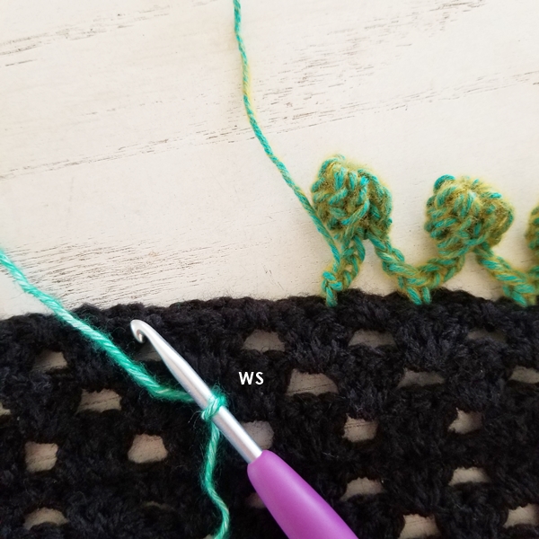 How to add a pom-pom edging in crochet {Tutorial} by Susan Carlson of Felted Button
