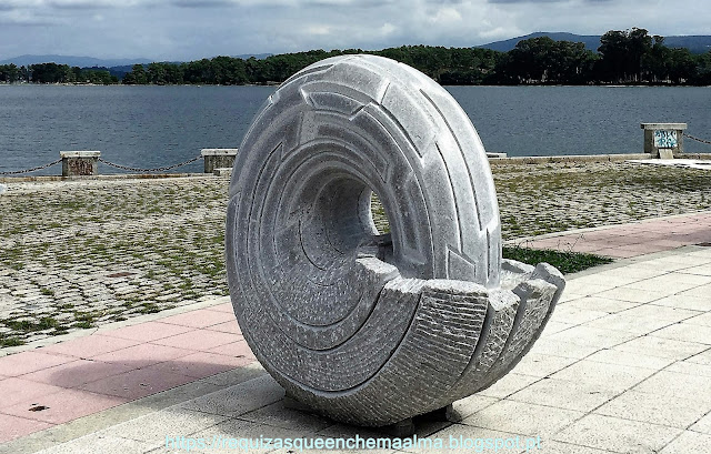 Escultura no passeio marítimo Escultura no passeio marítimo