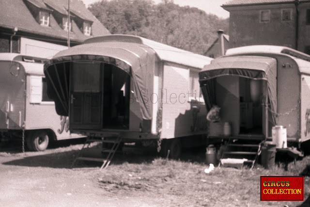 Grandes roulottes d'habitations du  Cirque Franz Althoff 1967