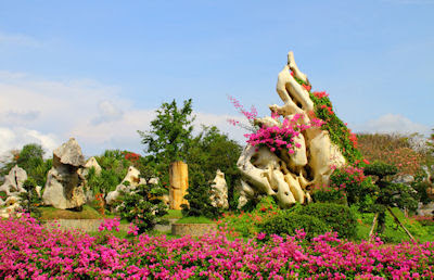 Parque de las piedras de millones de años en Pataya, Tailandia. (Lugares turísticos para visitar)