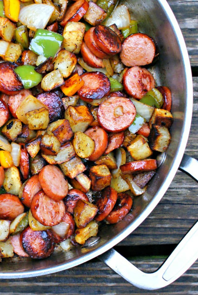 Kielbasa, Pepper, Onion and Potato Hash is an easy to make, healthy and delicious meal that comes together in just 15 minutes, featuring tons of fresh veggies and lean turkey kielbasa.  #easydinner #kielbasa