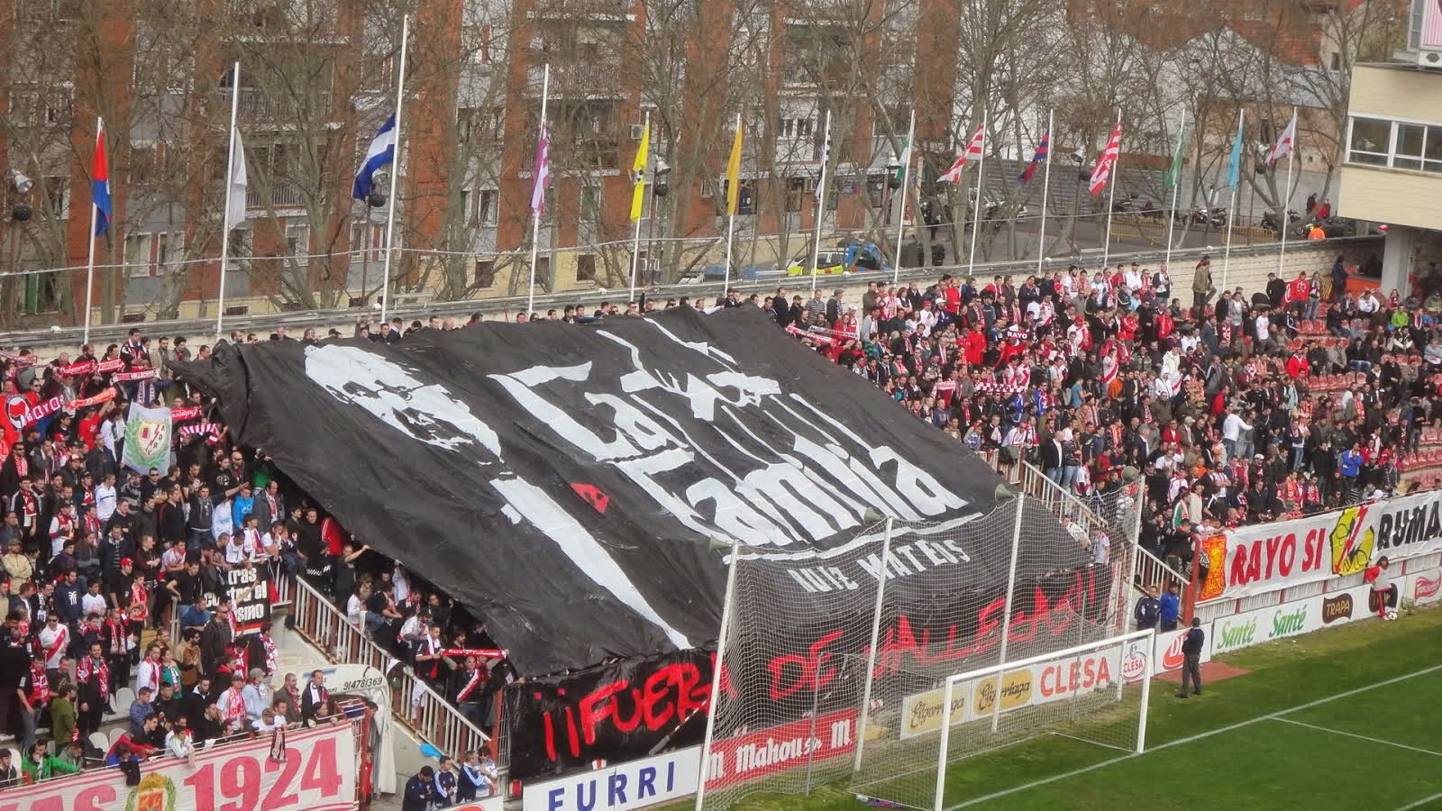 CLUM: Canteos CLUM (74): Tifos del Rayo Vallecano