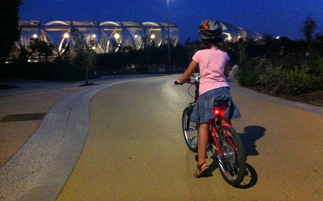 Un paseo veraniego en bici por la noche