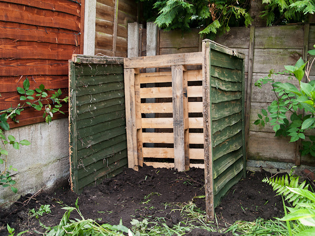 Garden65: I Make A Compost Bin