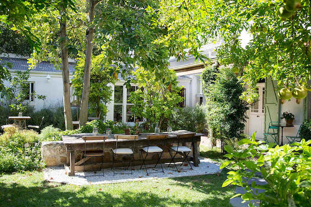 jardín  y mesa de madera de estilo provenzal