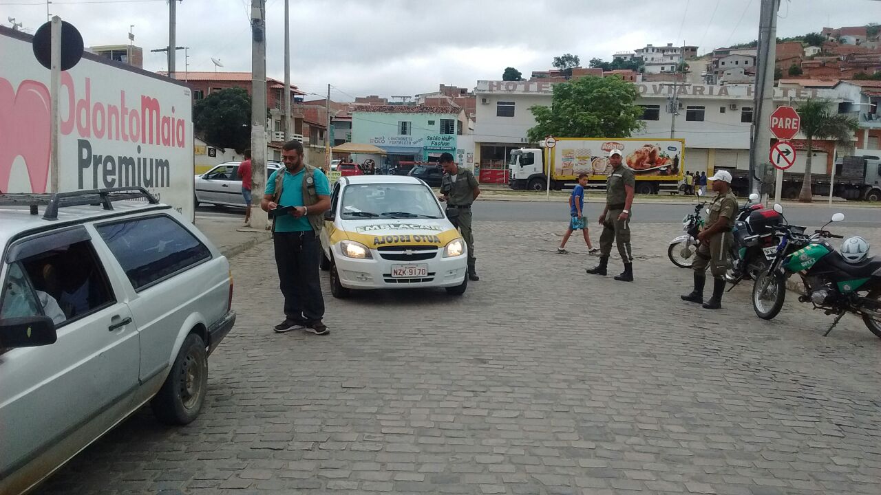 SMTT faz blitz educativa e orienta condutores sobre uso do cinto em Jacobina