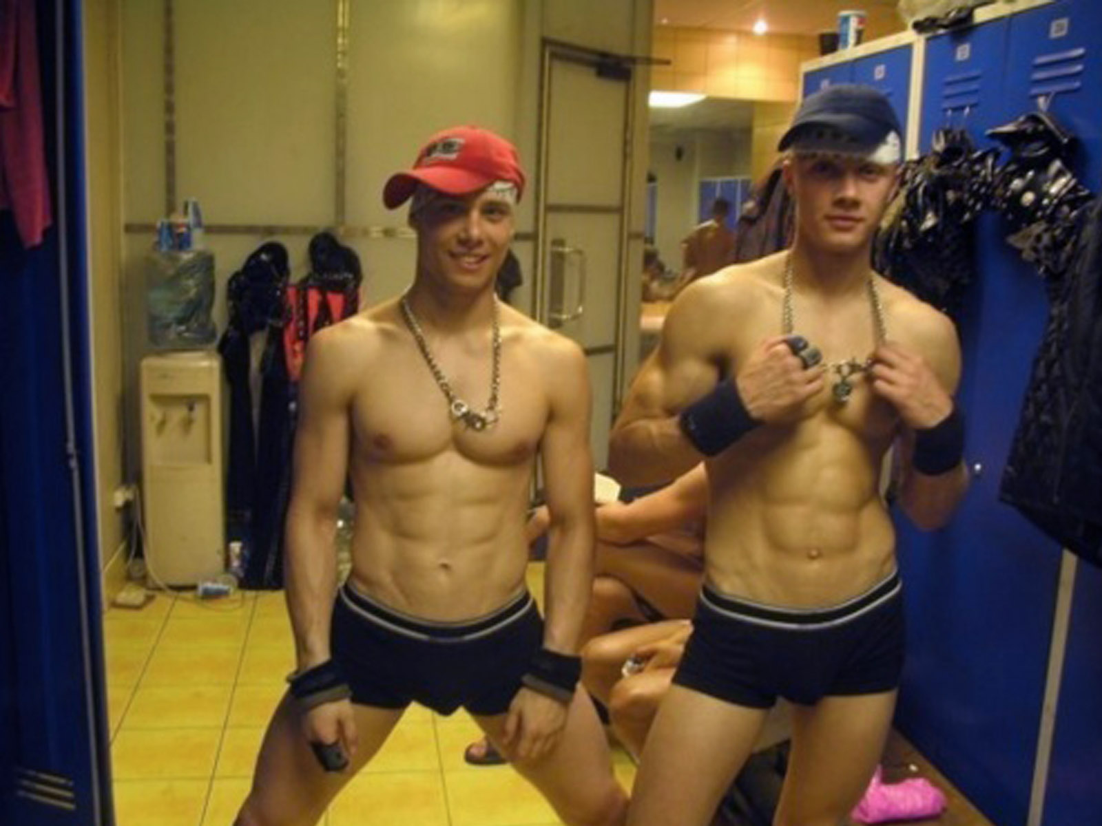 подростки геи в раздевалке фото 43