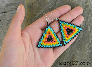 Необычные украшения ручной работы. Этнические серьги из бисера треугольной формы. Радужные сережки.