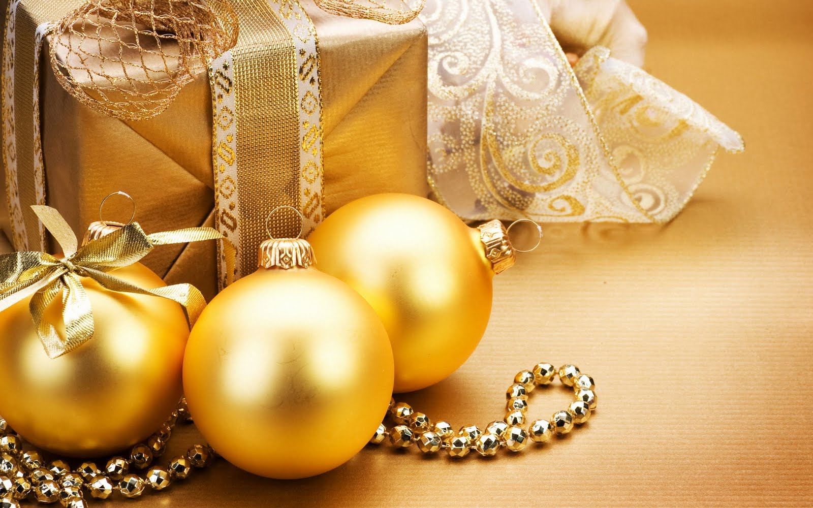 imagem de fundo prenda e bolas de natal em tons amarelos religious christmas ornament