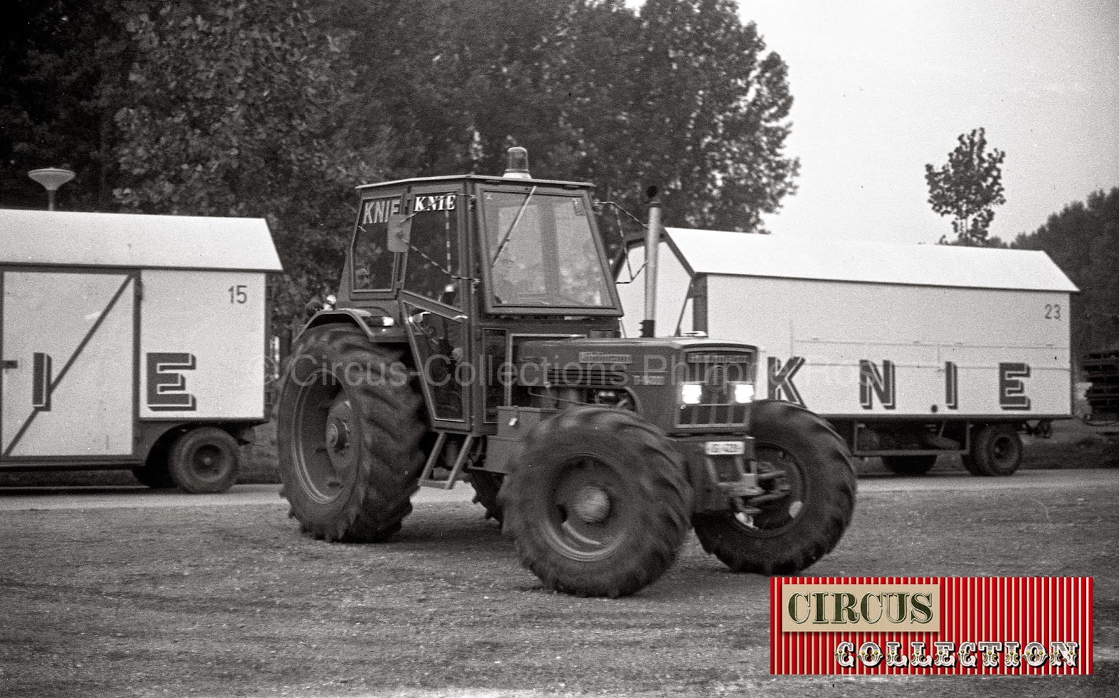 ... les tracteurs placent les roulottes..