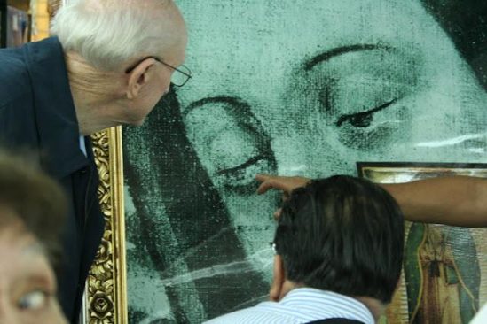Đức Mẹ Guadalupe hiện lên trong tấm áo choàng như một người đang sống Đức Mẹ Guadalupe hiện lên trong tấm áo choàng như một người đang sống