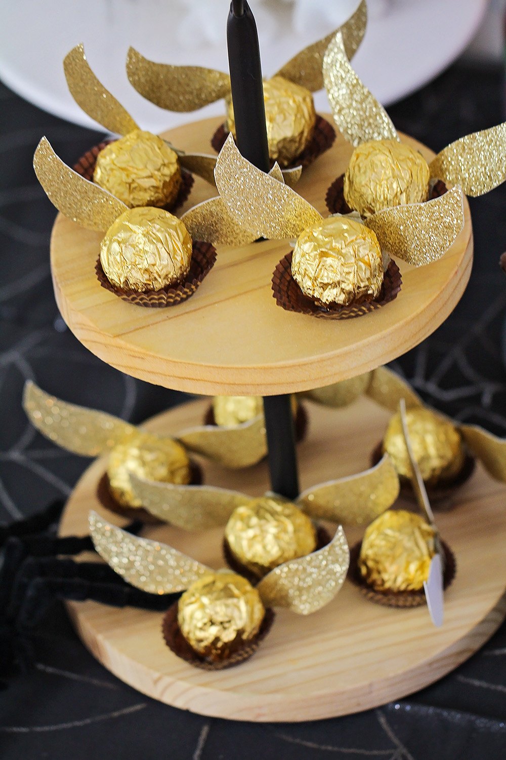 These adorable golden snitches are the perfect touch for a Harry Potter party. They're simple and quick to make, and add a little sparkle to the table!
