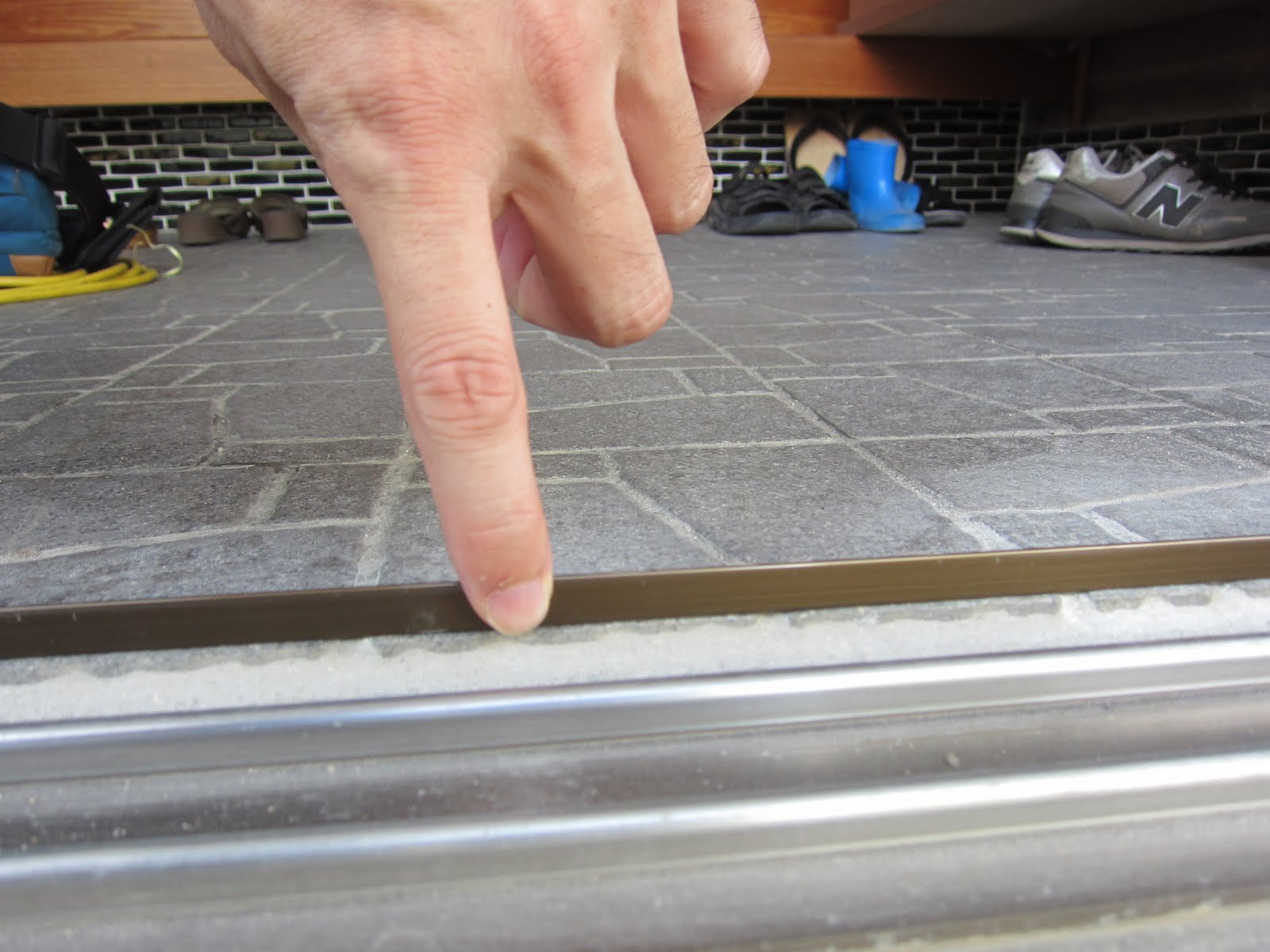 もしも民家が無かったら・・・ 古い玄関 両引き戸に網戸を取り付ける