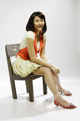 Profil Biodata Tyas Mirasih Lengkap Profil Biodata Tyas Mirasih Lengkap Biodata Nama Lengkap: Mirasih Tyas Endah Tanggal Lahir: 8 April 1987 Tempat Lahir: Jakarta Ayah: Surman Widiatmo Ibu: Hedy Elias Biografi Tyas Mirasih lahir di Jakarta, 8 April 1987 adalah seorang aktris, model video klip, dan presenter Indonesia. Ia merupakan anak bungsu dari tiga bersaudara pasangan Surman Widiatmo dan Hedy Elias. Tyas Mirasih adalah keturunan Jawa dan Belanda. Ia mengawali karir di dunia hiburan setelah menjadi finalis GADIS Sampul 2002. Nmanya mulai dikenal publik setelah membintangi video klip Demi Waktu dari grup musik Ungu. Setelah itu, ia mulai sering membintangi video klip dan terjun ke dunia sinetron. Beberapa video video klip yang ia bintangi antara lain Menjaga Hati – Yovie & Nuno, Untuk Pertama Kali – Kerispatih, Seperti Yang Kumau – Baim, Bersama Bintang – Drive dan Cintai Aku Lagi – Sania. Beberapa sinetron yang pernah dibintanginya antara lain TEMAN TAPI MESRA, SEPATU KACA dan CINTA ITU NGGA BUTA dan HIRO SANG PEMBELA BUMI. Dalam sinetron HIRO SANG PEMBELA BUMI, Tyas berperan sebagai wartawan bernama Angel yang meliput kedatangan makhluk-makhluk Zion dari luar bumi. Selain sinetron, Tyas juga merambah ke layar lebar. Film perdananya adalah MATI SURI yang dibintanginya bersama